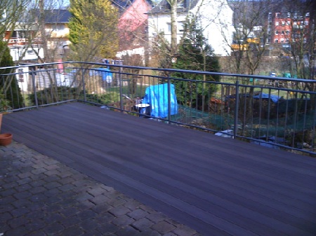 Vergrößerung einer bestehenden Terrasse durch Stahlkonstruktion. Kunststoff-Bodenbelag, Geländer verzinkt und lackiert mit Edelstahl-Handlauf Vergrößerung einer bestehenden Terrasse durch Stahlkonstruktion. Kunststoff-Bodenbelag, Geländer verzinkt und lackiert mit Edelstahl-Handlauf